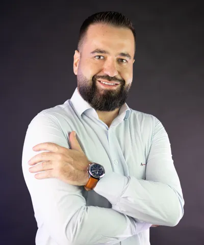 Bruno Scaramal sorrindo, de braços cruzados