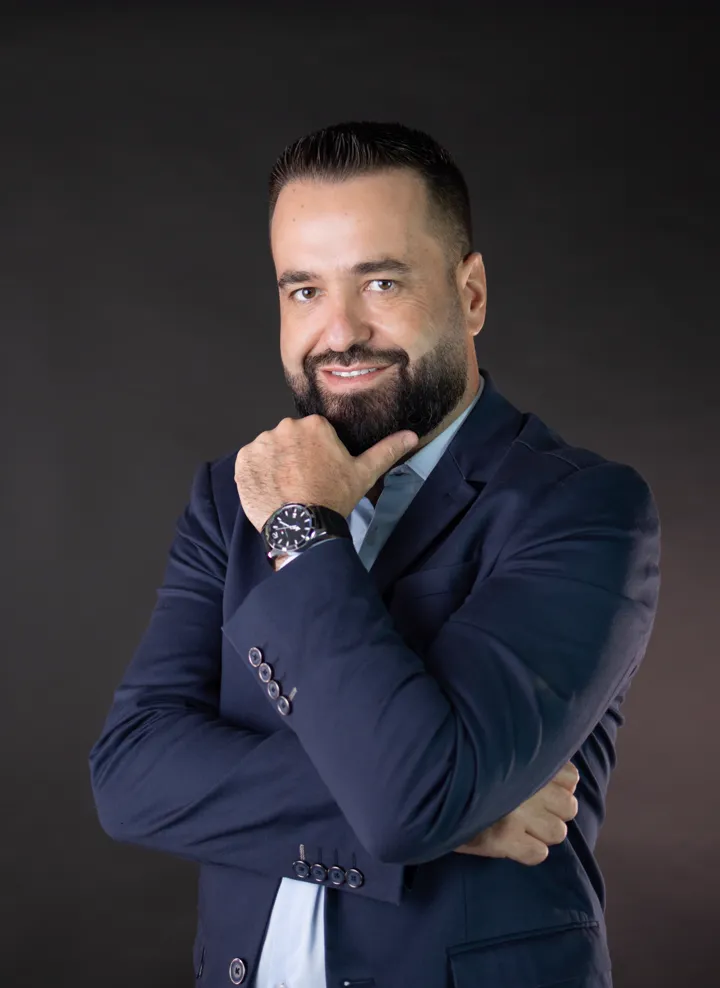 Bruno Scaramal, de terno azul marinho, com a mão no queixo